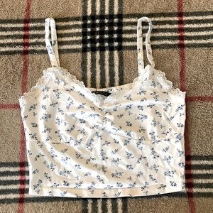 Delicate flowered cropped tank top, lace lining on the breast
